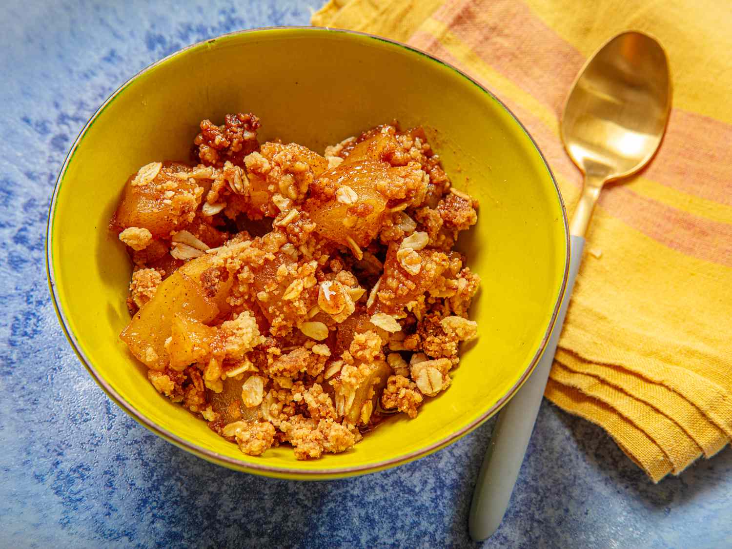 Overhead view of apple crisp